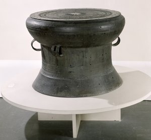 鼓，东山风格，公元前2-1世纪（青铜）（另见181009）。