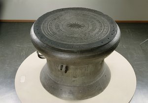 鼓，东山风格，公元前2-1世纪（青铜）（另见232894）。