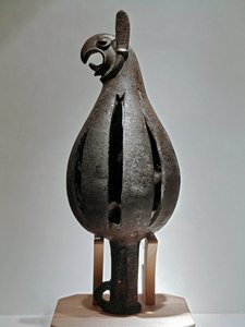 斯堪的纳维亚艺术（斯堪的纳维亚文明或斯堪的纳维亚）：有鹰头的狮身人面装饰品。青铜器，来自公元前7世纪后半期。圣彼得堡，冬宫博物馆 作者 斯基泰人