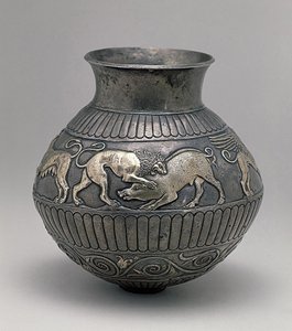 斯基泰艺术：公元前 4 世纪的银色花瓶，饰有代表狮子攻击野猪的楣饰，圣彼得堡国家冬宫 作者 斯基泰人