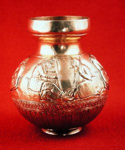 从乌克兰克里米亚的Kul Oba（黄金）与Scythian生活场景的水罐 作者 斯基泰人