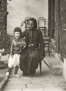 阿拉伯kawass（奥斯曼卫队）与一个小男孩在1867年耶路撒冷朱迪亚区的一所房子的花园里