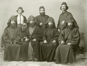 1867年，耶路撒冷地中海酒店的庭院中有4名亚美尼亚牧师和3名其他人