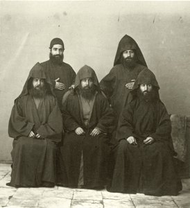 1867年，耶路撒冷地中海酒店院子里的5名亚美尼亚牧师