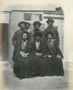组7波兰犹太人在地中海旅馆的院子里，耶路撒冷，1867年