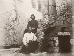 坐在巴克莱门的门楣旁边的两个人在圣殿山西墙，耶路撒冷，1866年