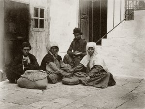 1867年，在耶路撒冷的一所房子的院子里，妇女用圆形磨石磨面粉