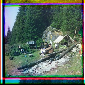 谢尔盖·普罗库金-戈尔斯基 (Sergei Prokudin-Gorskii) 和其他人坐在俄罗斯乌拉尔山脉丘索瓦拉河的露营地