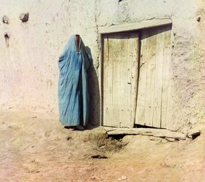 一位身穿布卡的乌兹别克或塔吉克妇女，约1910年（彩色照片）。 作者 谢尔盖·普罗库丁·高斯基