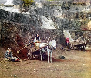 在Bakalskii矿工作：一个家庭，带着铲子和马拉车，在俄罗斯帝国乌拉尔山脉Bakaly丘陵的铁矿工作，1910年 作者 谢尔盖·普罗库丁·高斯基