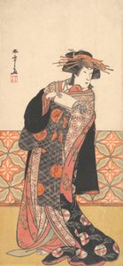 中村理子饰演站在房间里的衣着华丽的宫女，约1778年。 作者 春庄