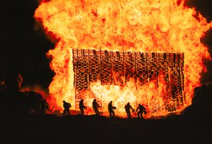 2000 年，冰岛人用火、歌和酒庆祝维京式仲夏节（图片） 作者 西塞·布林伯格