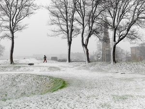 暴风雪中行走在哥本哈根要塞的孤独身影，丹麦，2022 年（照片） 作者 西塞·布林伯格