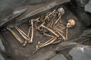 两名斯基泰人的骸骨躺在阿尔占-2 号距今 3000 年的墓穴中，2003 年（照片） 作者 西塞·布林伯格