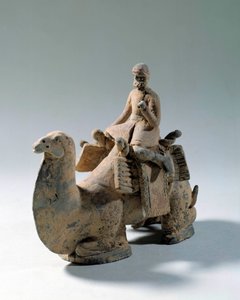 Sogdian civilization: “” camel and camel, transport of silk””” Terracotta funerary statue. 5th or 6th century. Paris, Cernuschi Museum 作者 索格迪安索格迪安