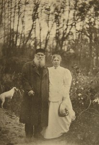 俄国作家列夫·托尔斯泰和他的妻子索菲娅·托尔斯泰亚，俄罗斯，1895年