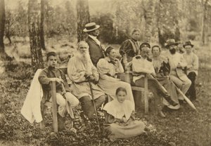 俄国作家列夫·托尔斯泰（Leo Tolstoy）与客人在1895年在俄罗斯图拉附近的Yasnaya Polyana举行。