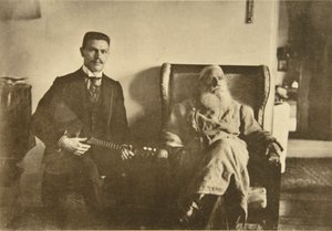 俄国作家列夫·托尔斯泰（Leo Tolstoy）与俄式三弦琴演奏家鲍里斯·特罗扬诺夫斯基（Boris Troyanovsky），俄罗斯，1909年 作者 索菲亚·安德列夫纳（Sophia Andreevna Tolstaya）