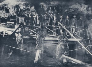 Mining Underground (b/w photo) 作者 南非摄影师