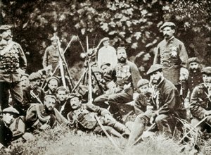 第三次卡洛斯战争（1872-1876）：西班牙王位的觊觎者查尔斯·德·波旁（1848-1909）（Carlos Maria de Borbon y Austria-Este or Charles VII），马德里公爵，被他的捍卫者包围。 大约 1872-1876 年的照片