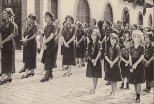 弗朗西斯科-佛朗哥统治时期的西班牙法朗机运动妇女部（黑白照片） 作者 西班牙摄影师