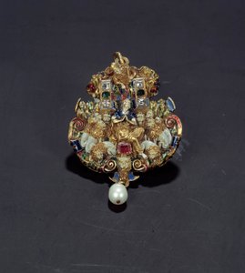 珠宝：钻石吊坠、黄金圆形珐琅、祖母绿和珍珠，代表狮子坑中的丹尼尔。 1550-1600。 来自西班牙。 巴黎，卢浮宫博物馆 作者 西班牙语学校