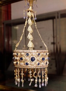 Recesvinth国王的荣耀王冠（r.652-72）来自Guarrazar宝藏，c.670（金，水晶，珍珠和蓝宝石） 作者 西班牙语学校