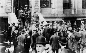 白星线办公室外面的焦虑人群，1912年，1937年