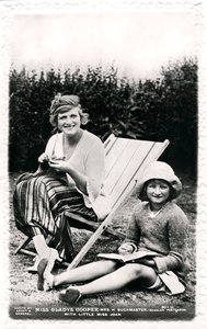 英国女演员格拉迪斯·库珀（Gladys Cooper）1888-1971年，与女儿琼（Joan），二十世纪初。