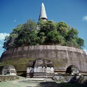 佛塔 Rankoth Vehera 的视图 作者 斯里兰卡学校