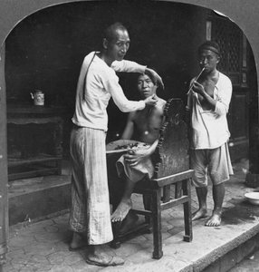 1908年在缅甸巴莫的中国理发师
