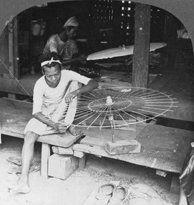 制作当地雨伞的男孩，缅甸，1908年 作者 立体声旅行社