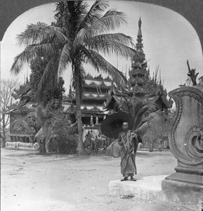 1908年，在缅甸曼德勒用作家庭和学校教士的佛教寺院 作者 立体声旅行社