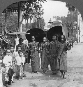 缅甸仰光，有遮阳篷和风扇的和尚，1908年