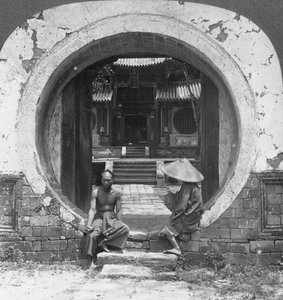 好奇的入口，一座香茅屋的入口，缅甸巴莫，1908年 作者 立体声旅行社