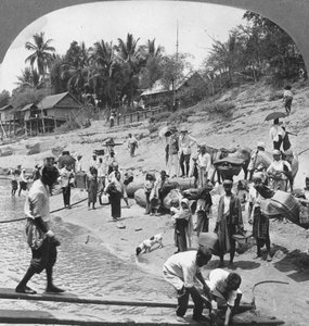 1908年，乘客在缅甸仰光Mada乘坐Irrawaddy轮船