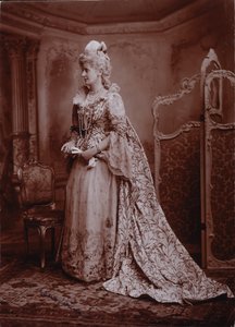 Maud，兰斯当侯爵夫人，饰演英国驻皇后玛丽亚特蕾莎宫廷大使的妻子基思夫人，德文郡公爵夫人在德文郡宫举行的钻石禧年舞会