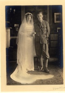 布兰奇·卡文迪什夫人和伊万·默里·科博尔德上校的婚礼，1919 年 4 月 21 日，兰斯当庄园卫兵教堂（黑白照片）