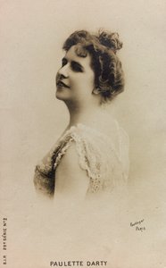 法国歌手宝莱特·德·巴迪 (Paulette de Bardy) 的肖像，被称为宝莱特·达蒂 (Paulette Darty)； 明信片