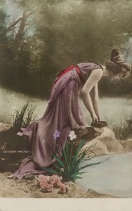 望着池塘的女人（彩色照片） 作者 罗伊特林格工作室