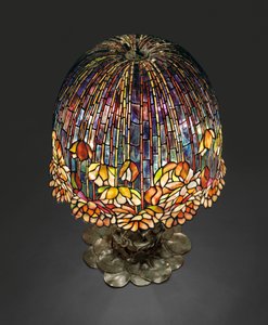 约1903年的“ Poly Lily”台灯（含铅玻璃和古铜色） 作者 蒂法尼影城