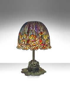 约1903年的“ Poly Lily”台灯（含铅玻璃和古铜色） 作者 蒂法尼影城