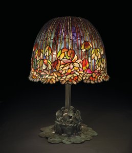 约1903年的“ Poly Lily”台灯（含铅玻璃和古铜色） 作者 蒂法尼影城