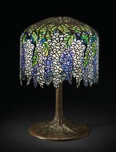 紫藤台灯，约1910年（含铅玻璃和青铜） 作者 蒂法尼影城
