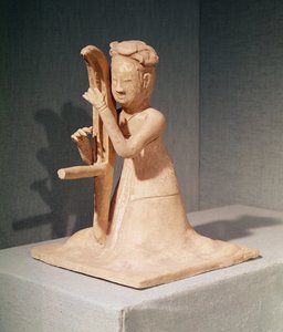 坐着的音乐家弹竖琴（彩绘兵马俑） 作者 隋文学校