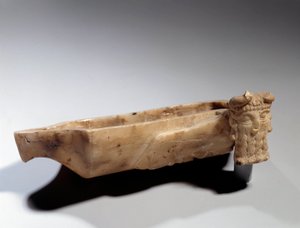 美索不达米亚艺术：苏美尔时期（约公元前 2400 年）装饰有雄性头牛（信天翁）的灯。 巴黎，卢浮宫 作者 苏美尔美索不达米亚学校