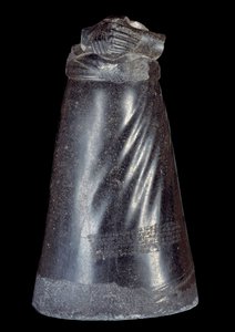 美索不达米亚：阿加德国王曼尼什图苏（Manishtousu）（公元前2270-2254）闪长岩雕像的下半部分。 公元前 2300-2250 年。 来自苏萨（巴比伦）的遗址。 Sun 0.88 m 巴黎, 卢浮宫 作者 苏美尔美索不达米亚学校