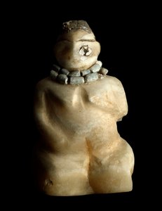 巴塞美索不达米亚，伊拉克，苏美尔艺术：来自 Tell es-sawwan (es Sawwan) 遗址的跪姿女子的信天翁小雕像。 公元前 3000 年。 暗淡。 9.4 厘米巴格达，伊拉克国家博物馆 - 下美索不达米亚，伊拉克，苏美尔艺术：一个跪着的女人的雪花石膏雕像