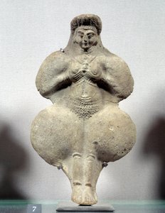 东方艺术：抱着乳房的女人陶俑，可能是生育女神伊什塔尔的代表。来自苏萨。伊朗。伊拉姆时期。公元前14-12世纪。太阳0.16米，卢浮宫博物馆