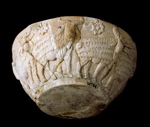 Sumerian art: limestone cut carved from beliers reliefs. 3000 BC. Dim 9 x diam 22 cm Baghdad, National Iraq Museum 作者 苏美尔人苏美尔人